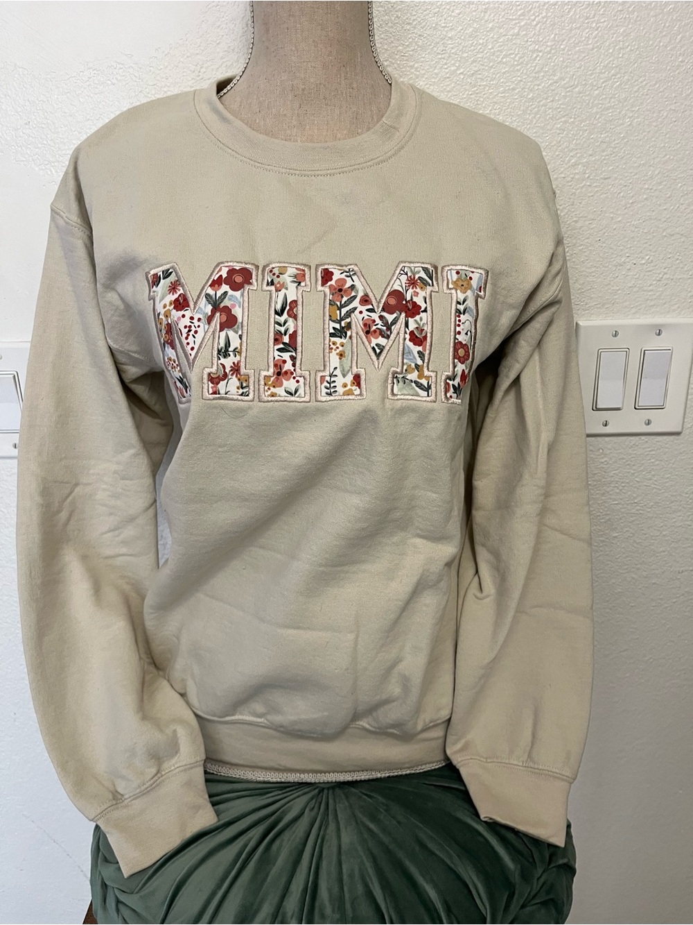 Gildan Cream Crewneck Sweatshirt with Floral Appliqué